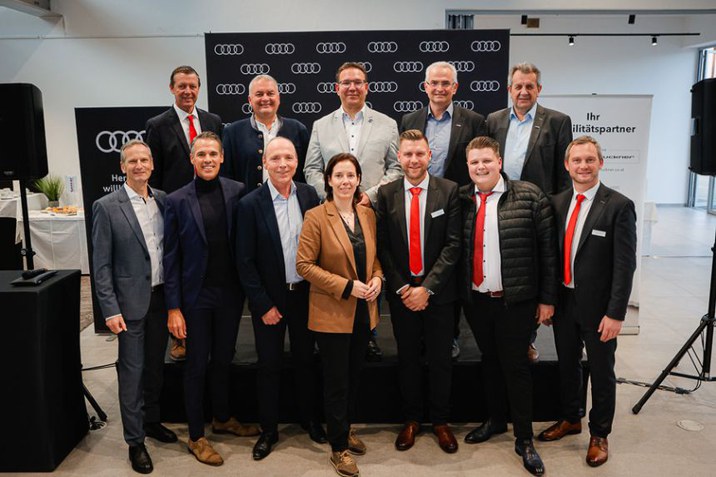 Die Geschäftsleitung der Senker Gruppe samt Audi Brand Manager Thomas Beran, Audi Gebietsleiter Markus Kerbl, Bürgermeister Christian Haberhauer, Audi Verkaufsteam, Niederlassungsleitung, sowie Vertreter der Wirtschaftskammer.